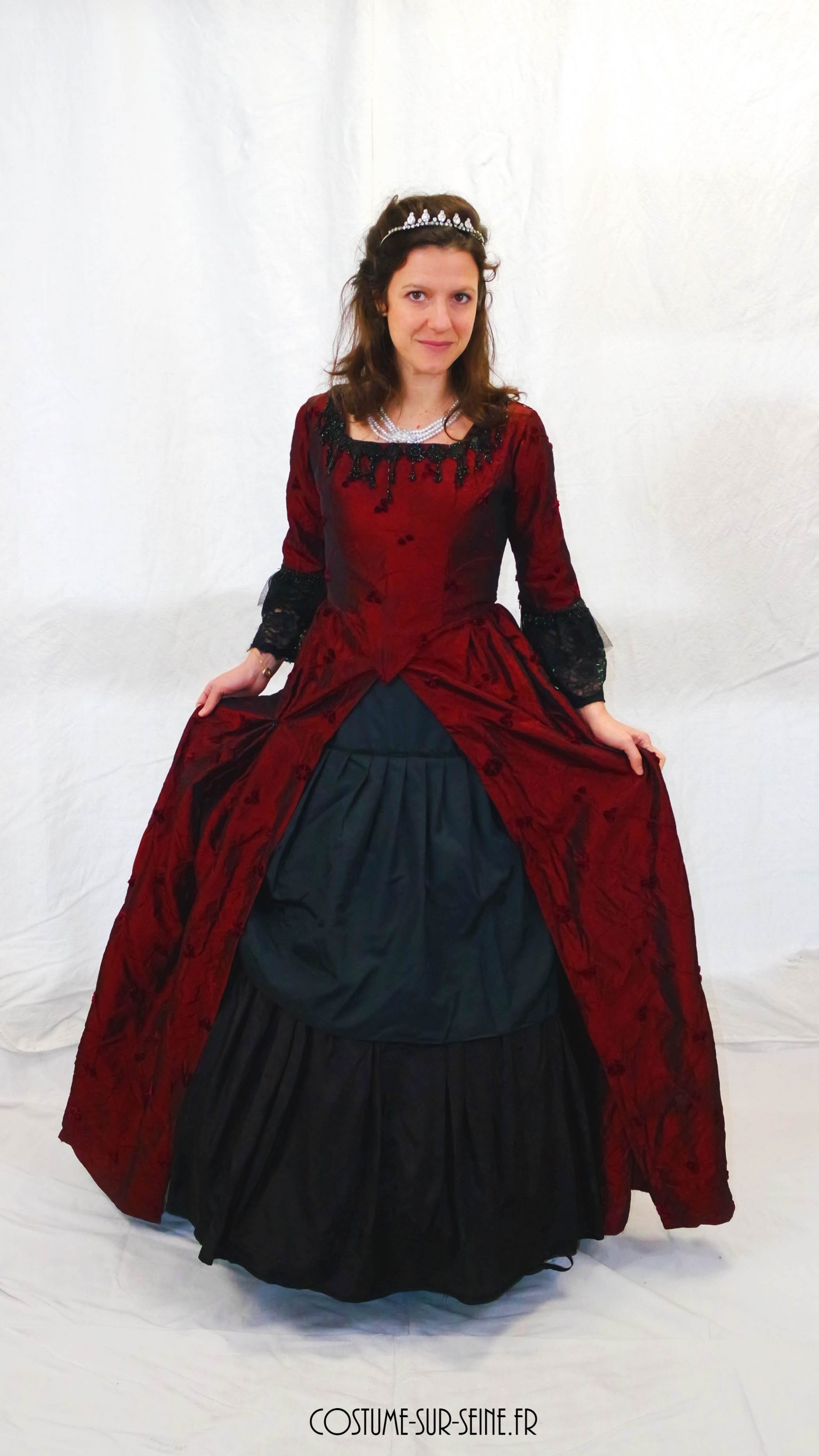 robe XVIIIe rouge et noir révérence