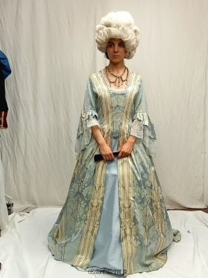duchesse du XVIIIe siècle en robe bleu