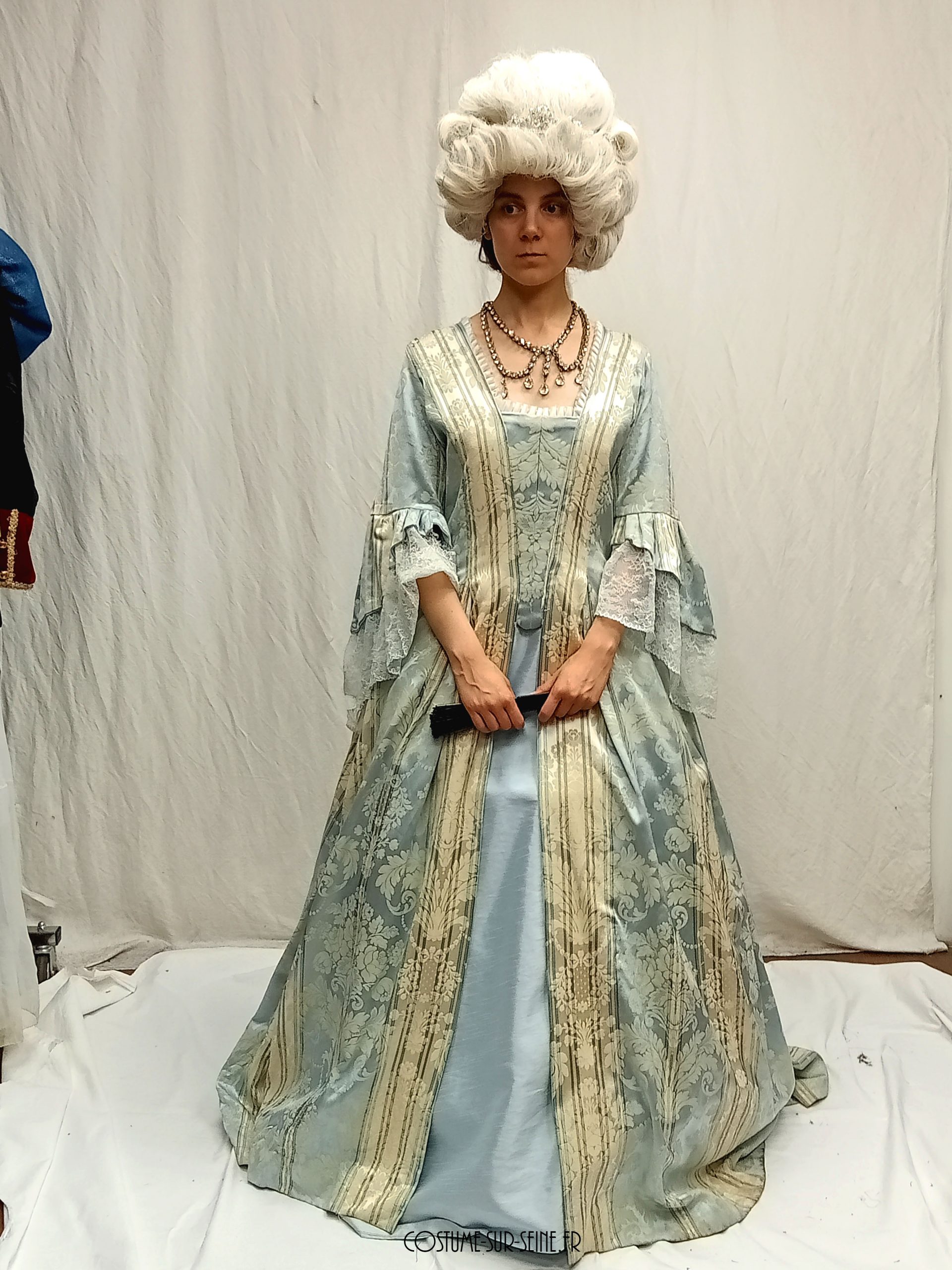 duchesse du XVIIIe siècle en robe bleu