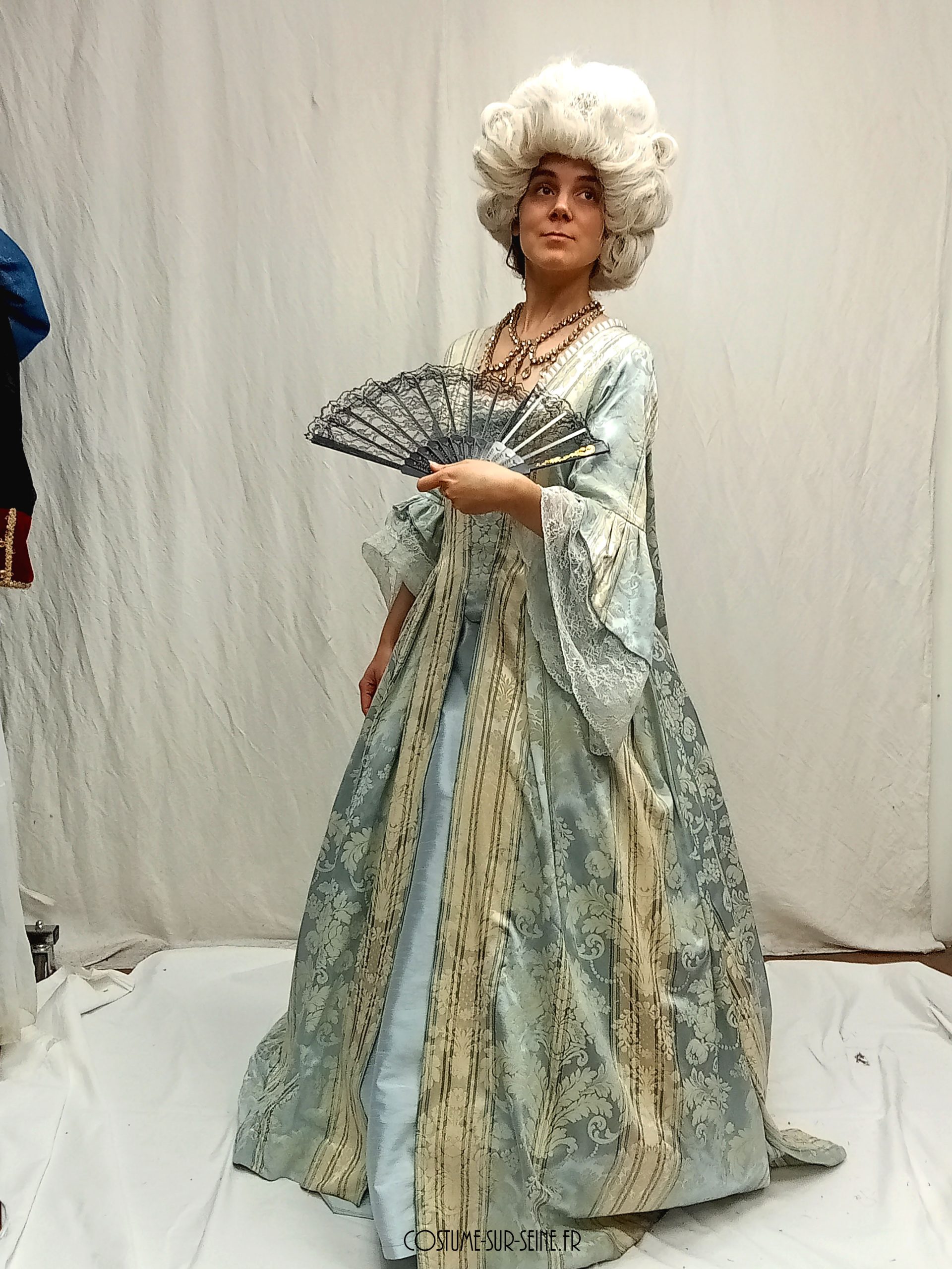 duchesse du XVIIIe siècle en robe bleu