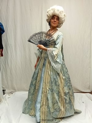 duchesse du XVIIIe siècle en robe bleu