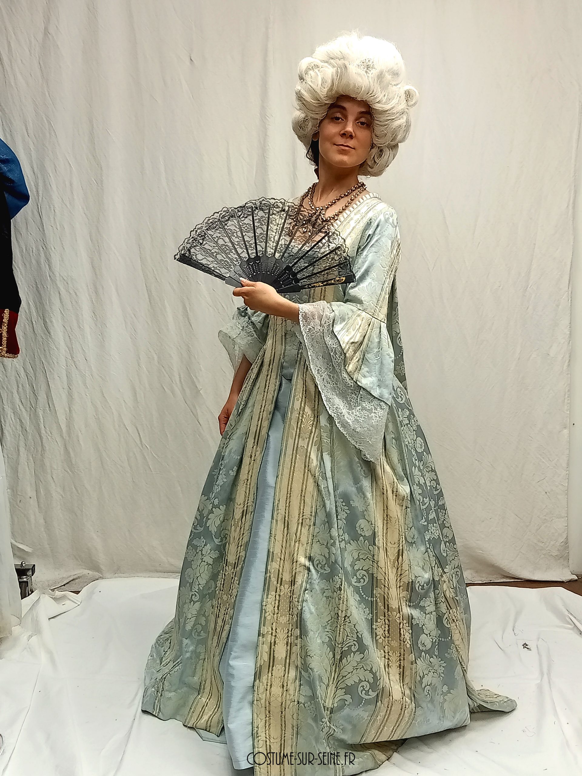 duchesse du XVIIIe siècle en robe bleu