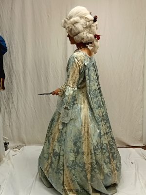 duchesse du XVIIIe siècle en robe bleu