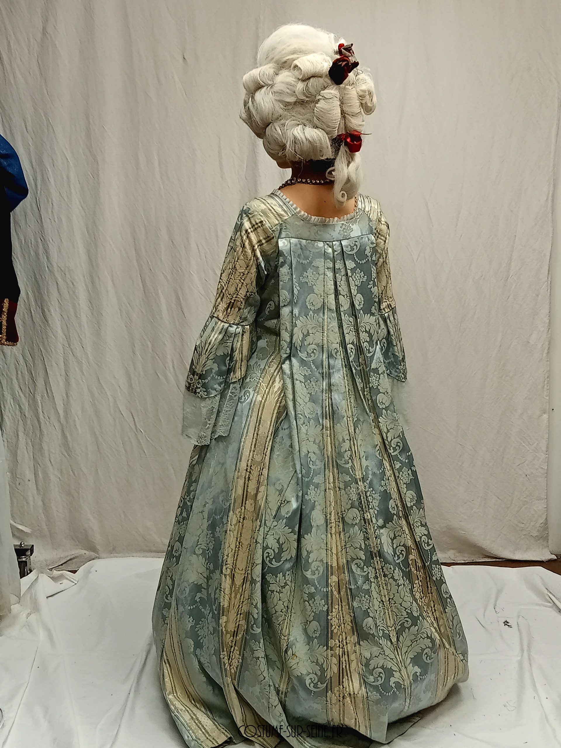 duchesse du XVIIIe siècle en robe bleu