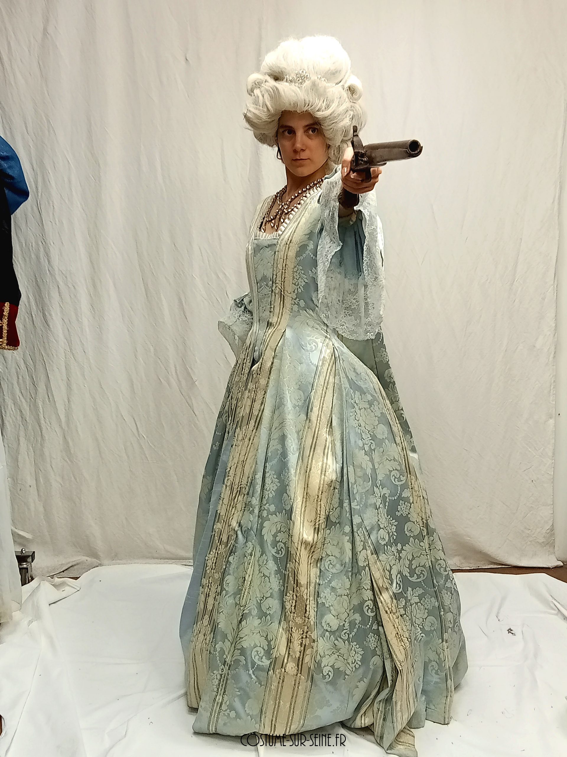 duchesse du XVIIIe siècle en robe bleu