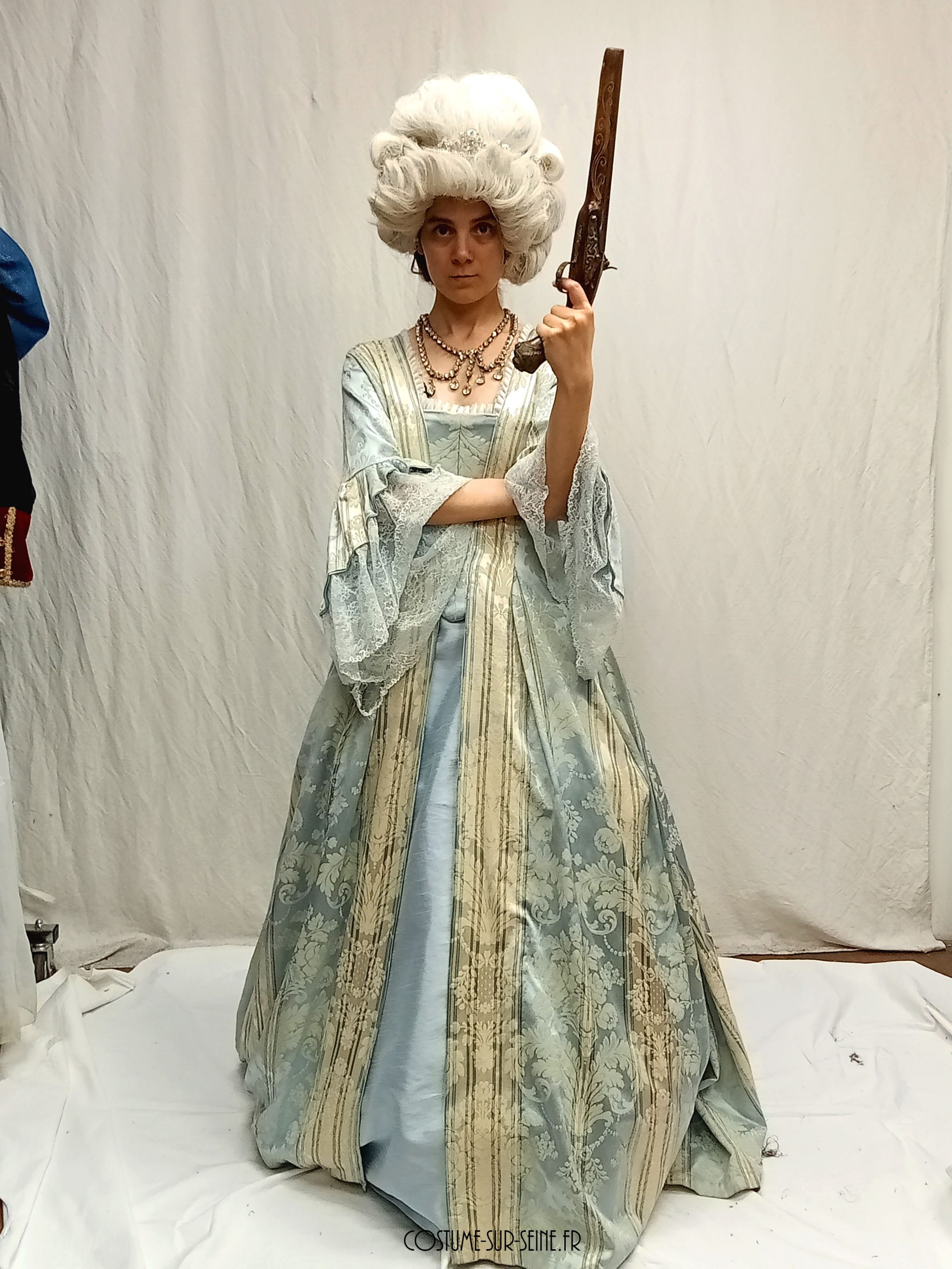 duchesse du XVIIIe siècle en robe bleu