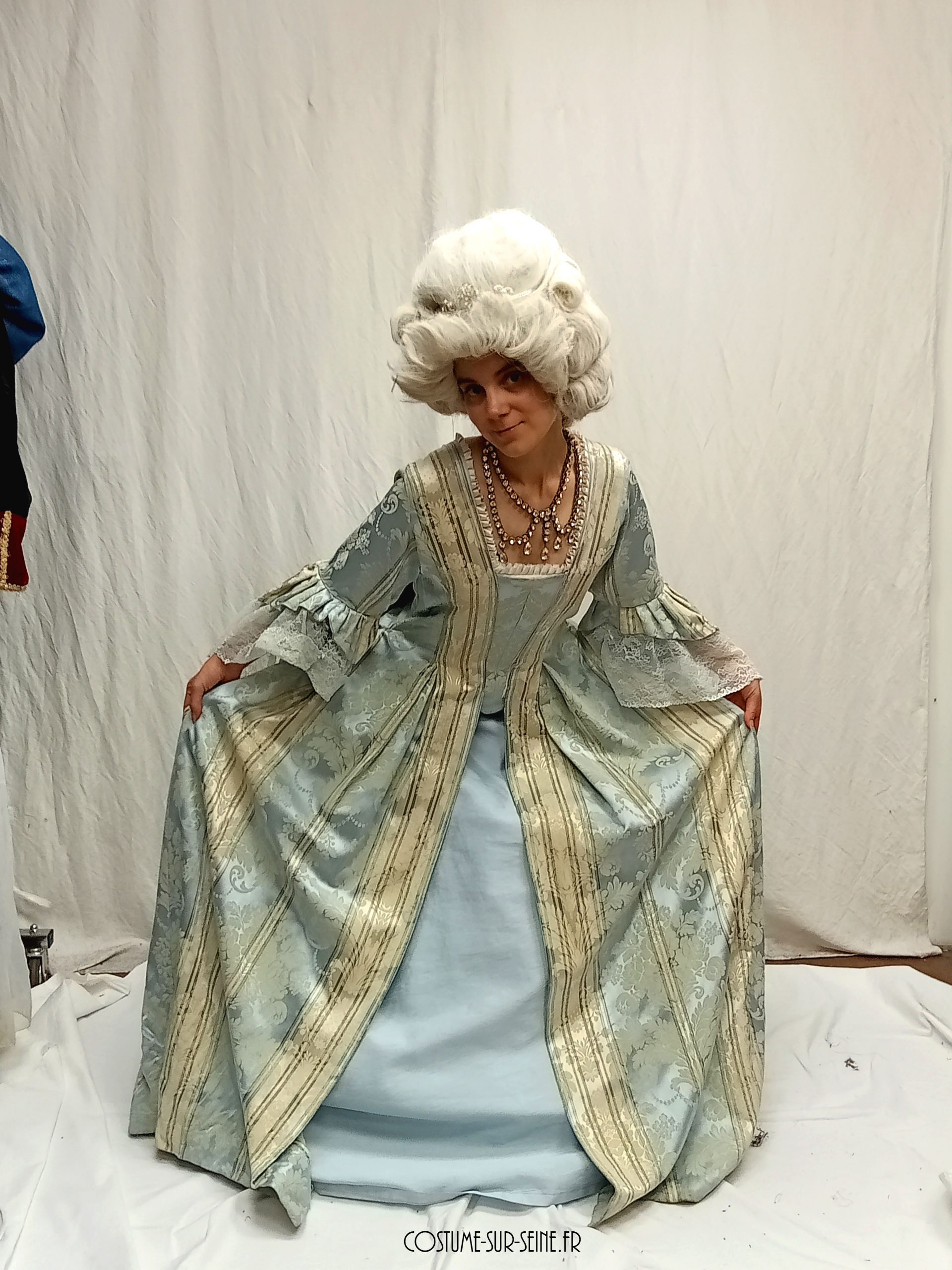 duchesse du XVIIIe siècle en robe bleu