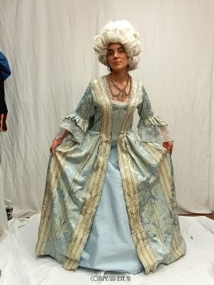 duchesse du XVIIIe siècle en robe bleu